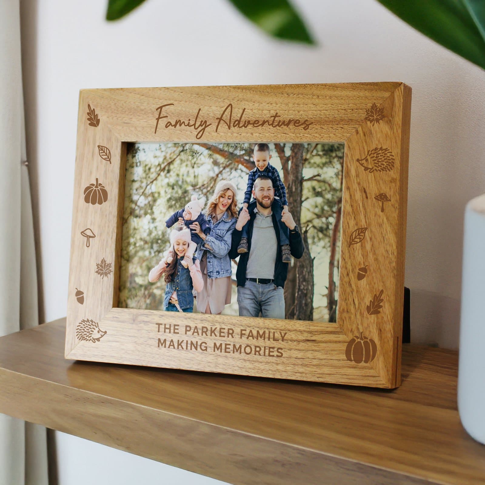 Wooden 6x4 photo frame printed with a scattered autumn design in brown tones