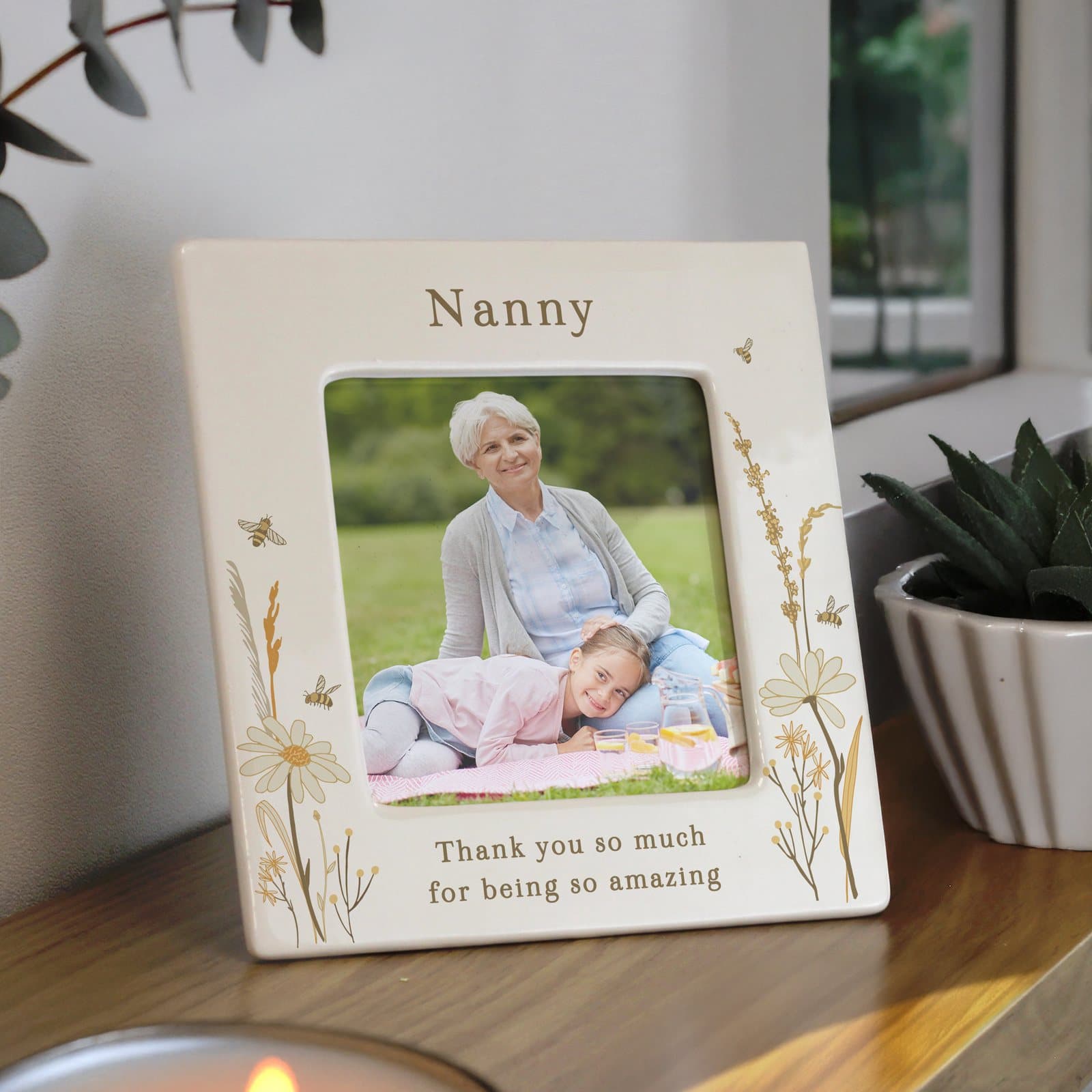 Square ceramic photo frame with a design of bees and daisies