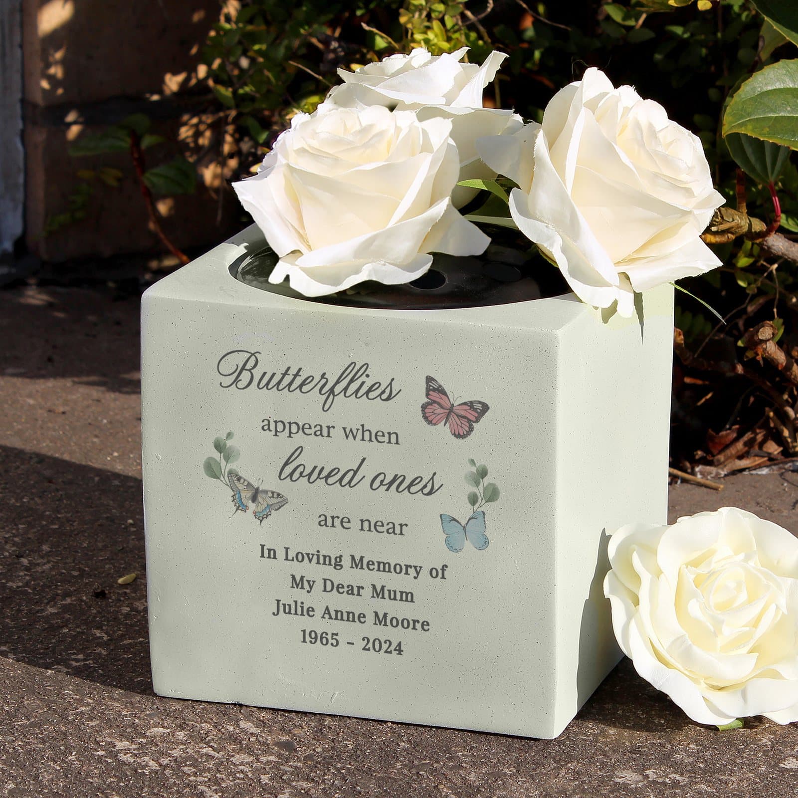 Resin memorial vase with personalised lines