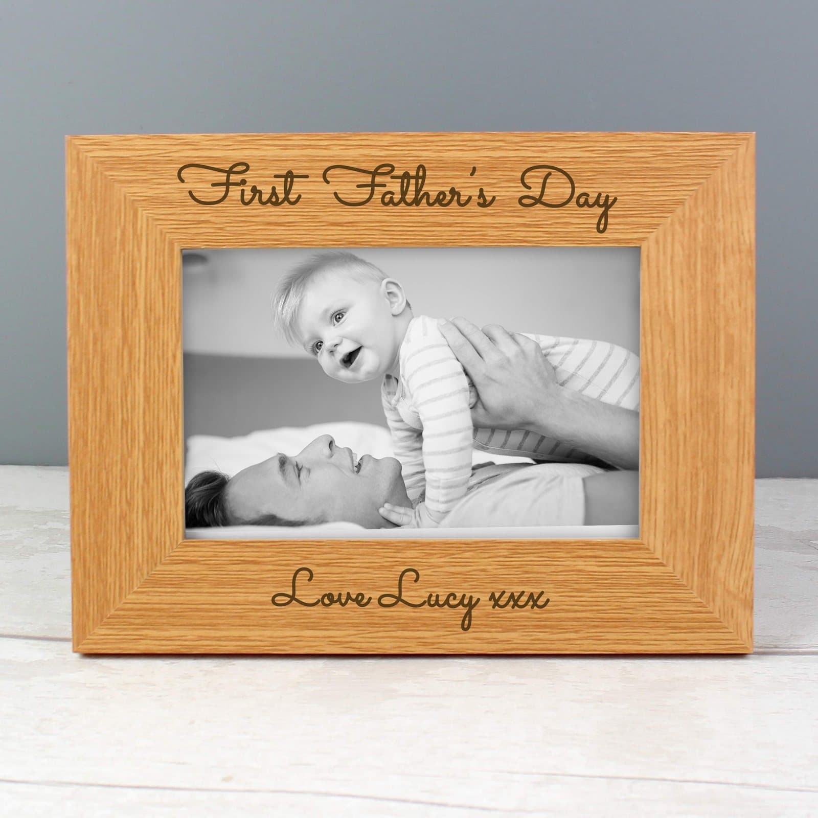 Wooden photo frame in oak veneer with a message line above and below the photo