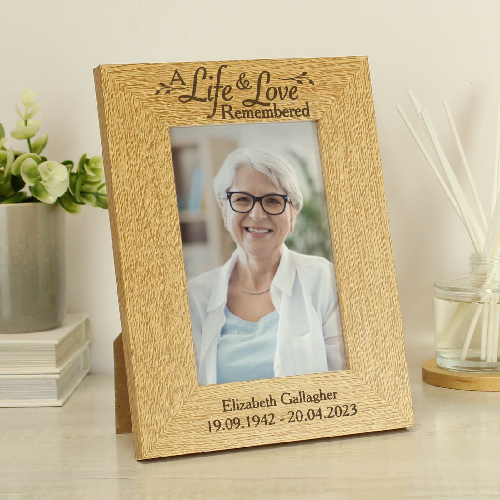 Oak veneer memorial photo frame for a 4x6 portrait photo