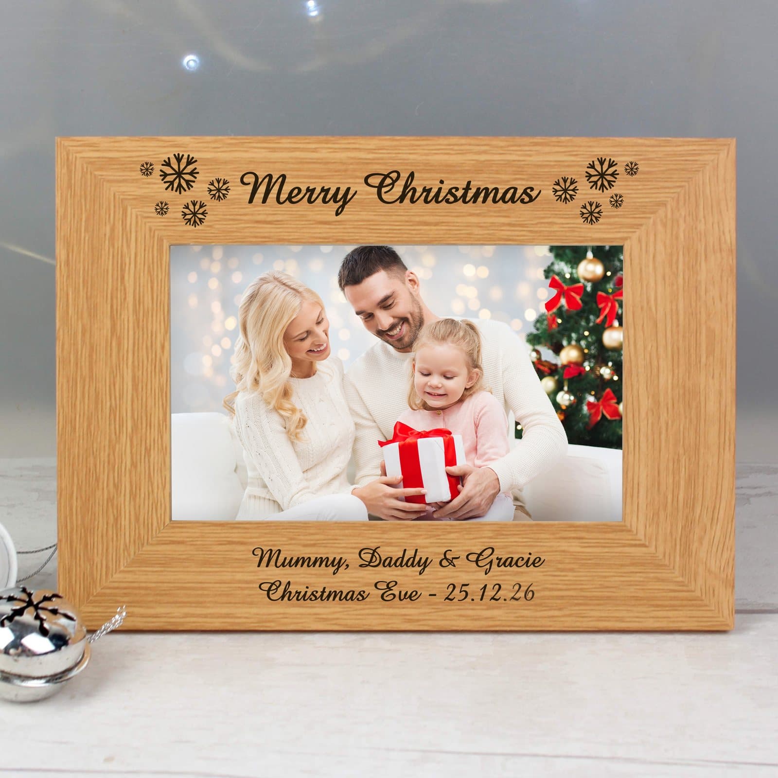 Oak veneer snowflake photo frame for a 6x4 inch landscape photo