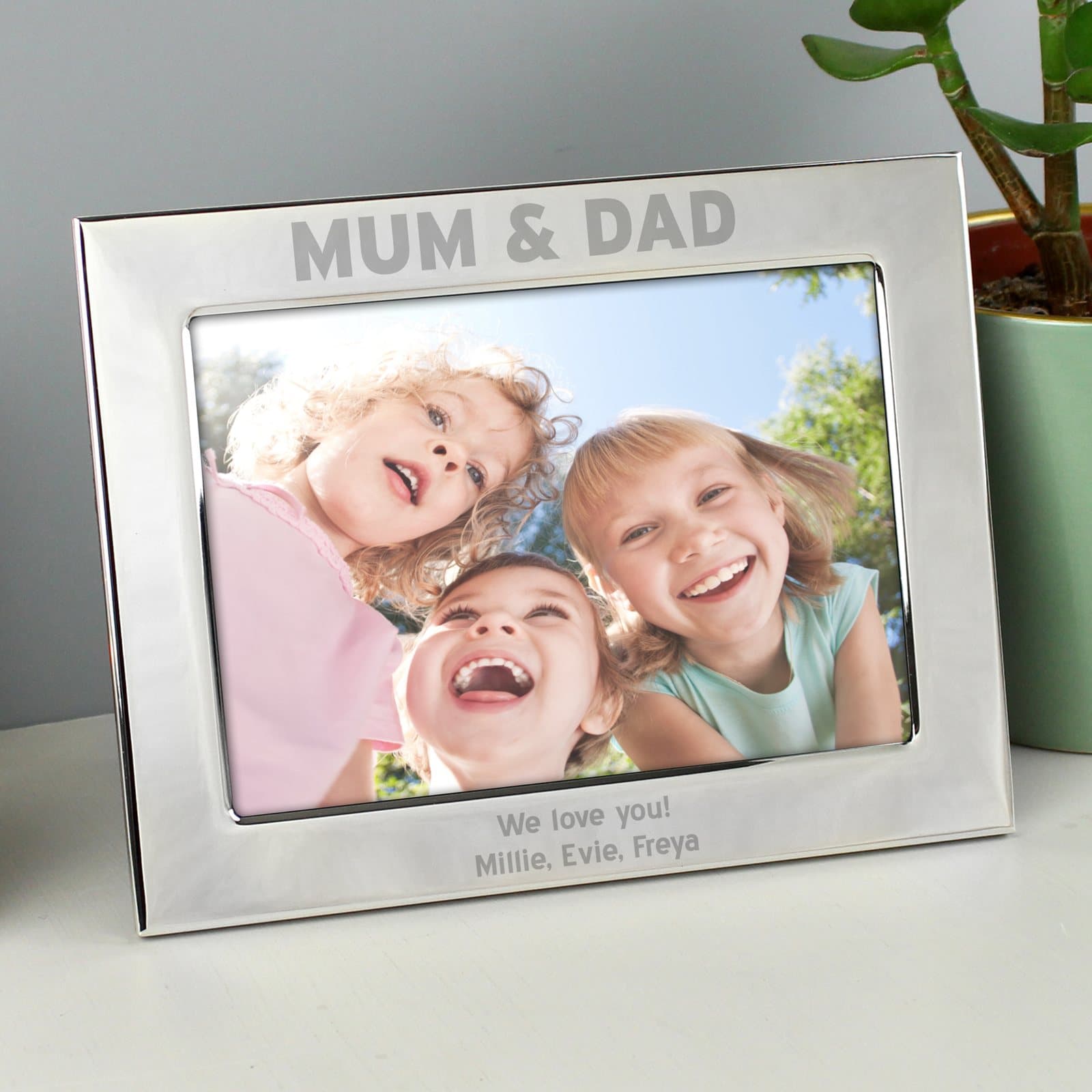 Silver photo frame with Mum & Dad text and a personalised message
