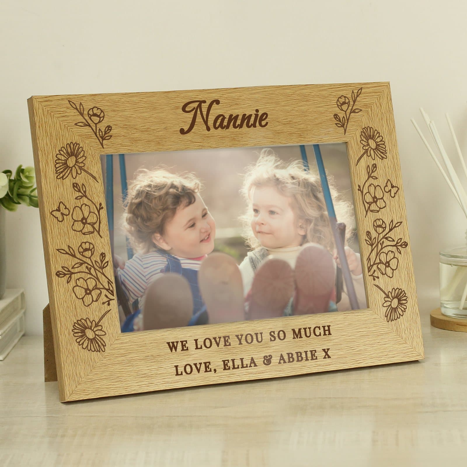 Oak veneer 6x4 photo frame with a wild flowers design and personalised text